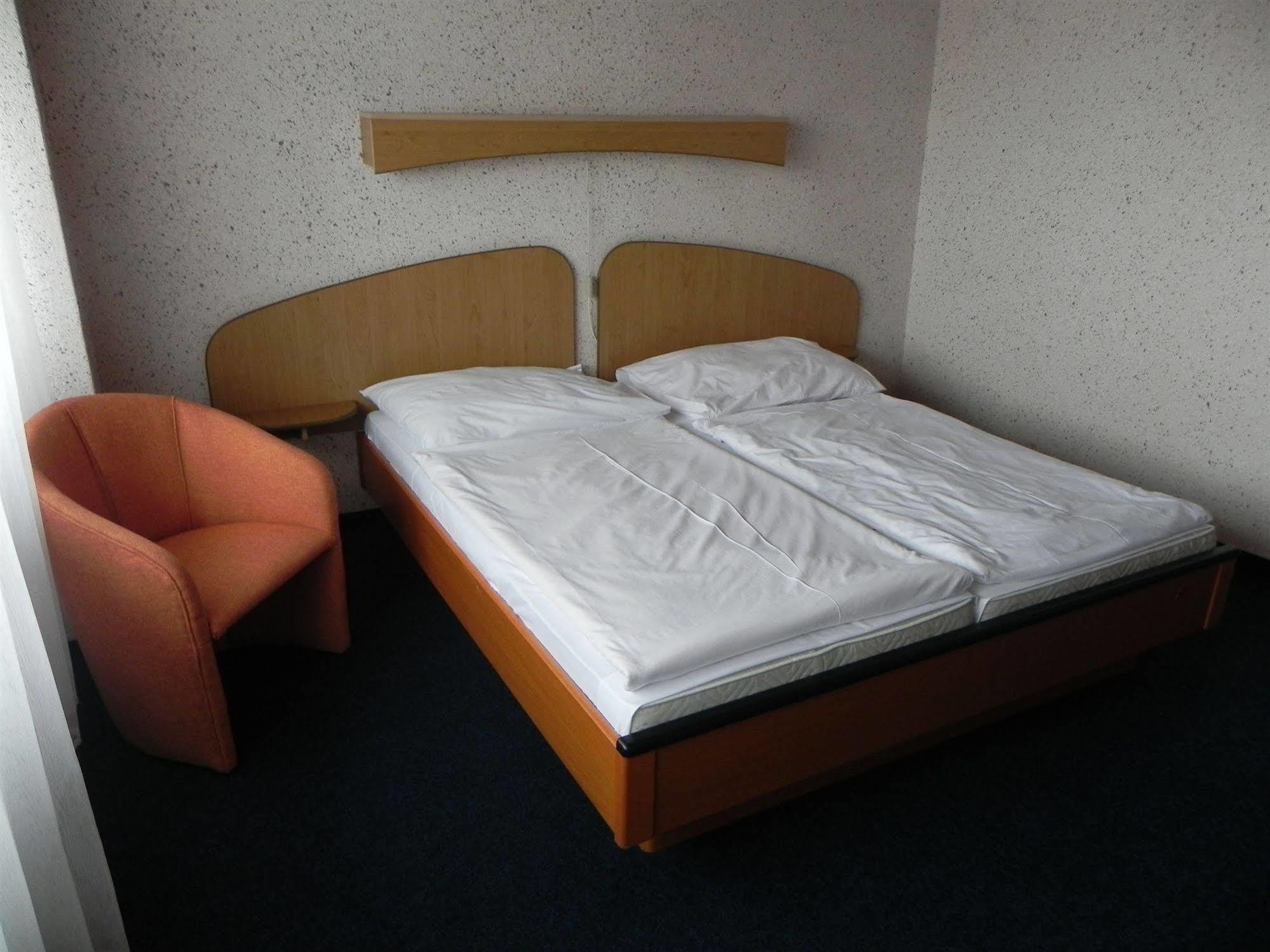 Garni Hotel Junior บราติสลาวา ภายนอก รูปภาพ